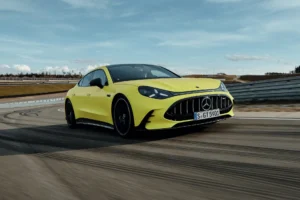 AMG GT elétrico mira hipercarros; GTI volta ao Brasil Mercedes-AMG GT elétrico de quatro portas em foto frontal dinâmica, cor cinza, rodando em pista, landscape