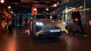 Porsche Cayenne Electric: Pré-venda no Brasil parte de R$ 900 mil Porsche Cayenne Electric em exibição oficial no Brasil, foto frontal em ambiente urbano de São Paulo, landscape