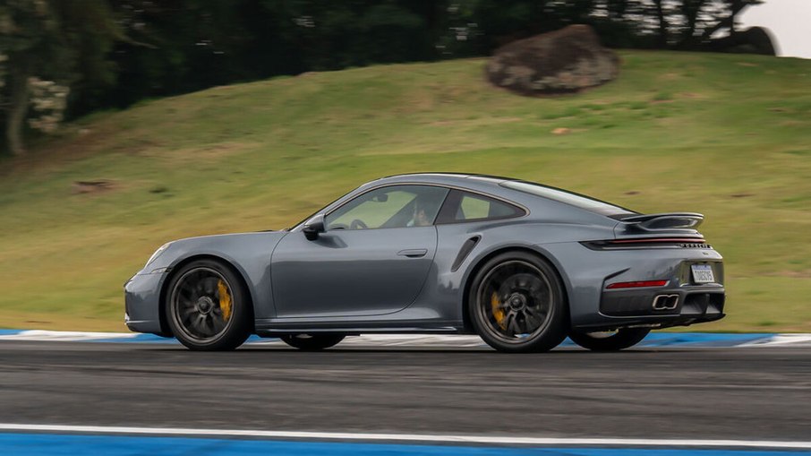 Híbrido só no nome? Porsche 911 Turbo S tem 711 cv Porsche 911 Turbo S combina sistema T-Hybrid, tração integral e câmbio PDK de oito marchas