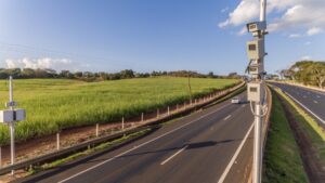 Nas rodovias de MG, 210 radares inteligentes leem placas Radar inteligente instalado em rodovia estadual de Minas Gerais, com placa de fiscalização eletrônica visível e pista dupla ao fundo, landscape