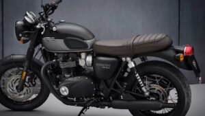 Triumph Bonneville T120 2026 na cor Jet Black ao lado da Speed Twin 900 Pure White em showroom de concessionária, foto horizontal