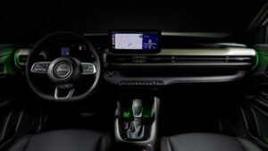 Jeep Avenger: Cabine revela aposta no Brasil Interior do Jeep Avenger em vista ampla horizontal, mostrando painel, central multimídia e acabamento da cabine