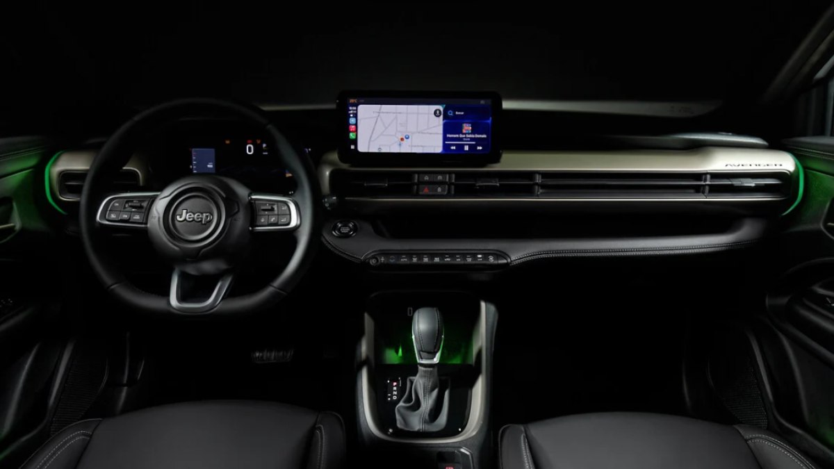 Jeep Avenger: Cabine revela aposta no Brasil