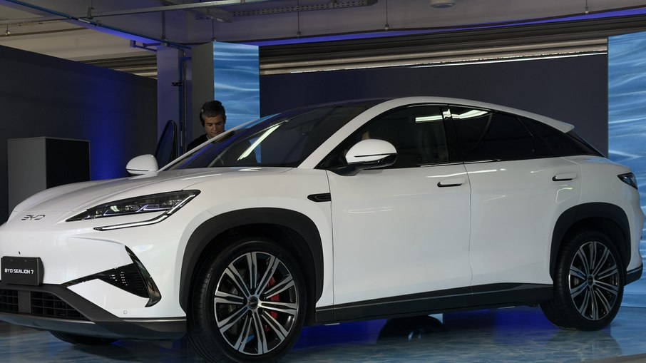 BYD Sealion 7: SUV elétrico estreia na rede da marca Lateral do BYD Sealion 7