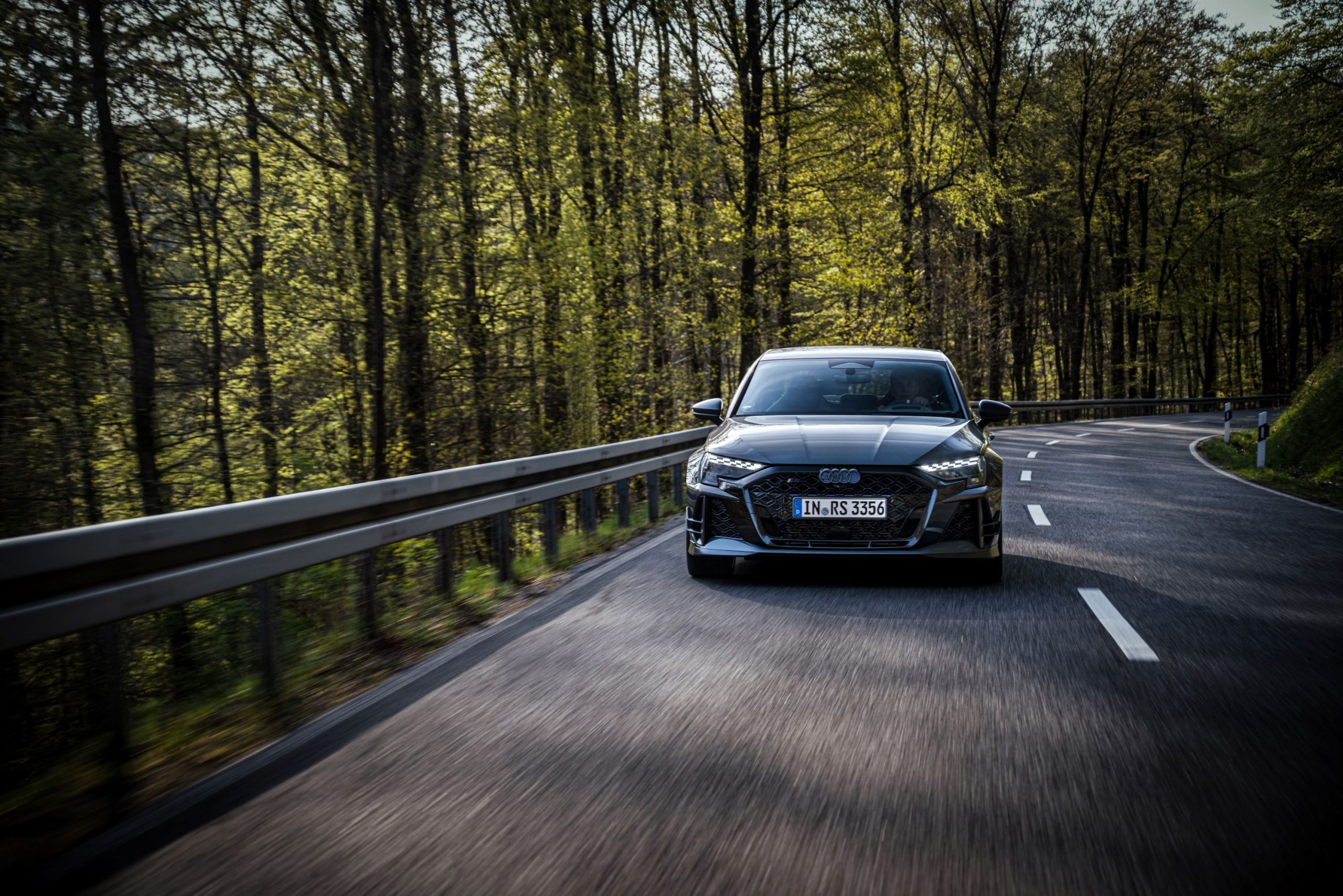 Por que o Audi RS3 de 400 cv ficou ainda mais raro Audi RS3 sedã em vista lateral, estacionado ao lado de uma concessionária Audi no Brasil, landscape