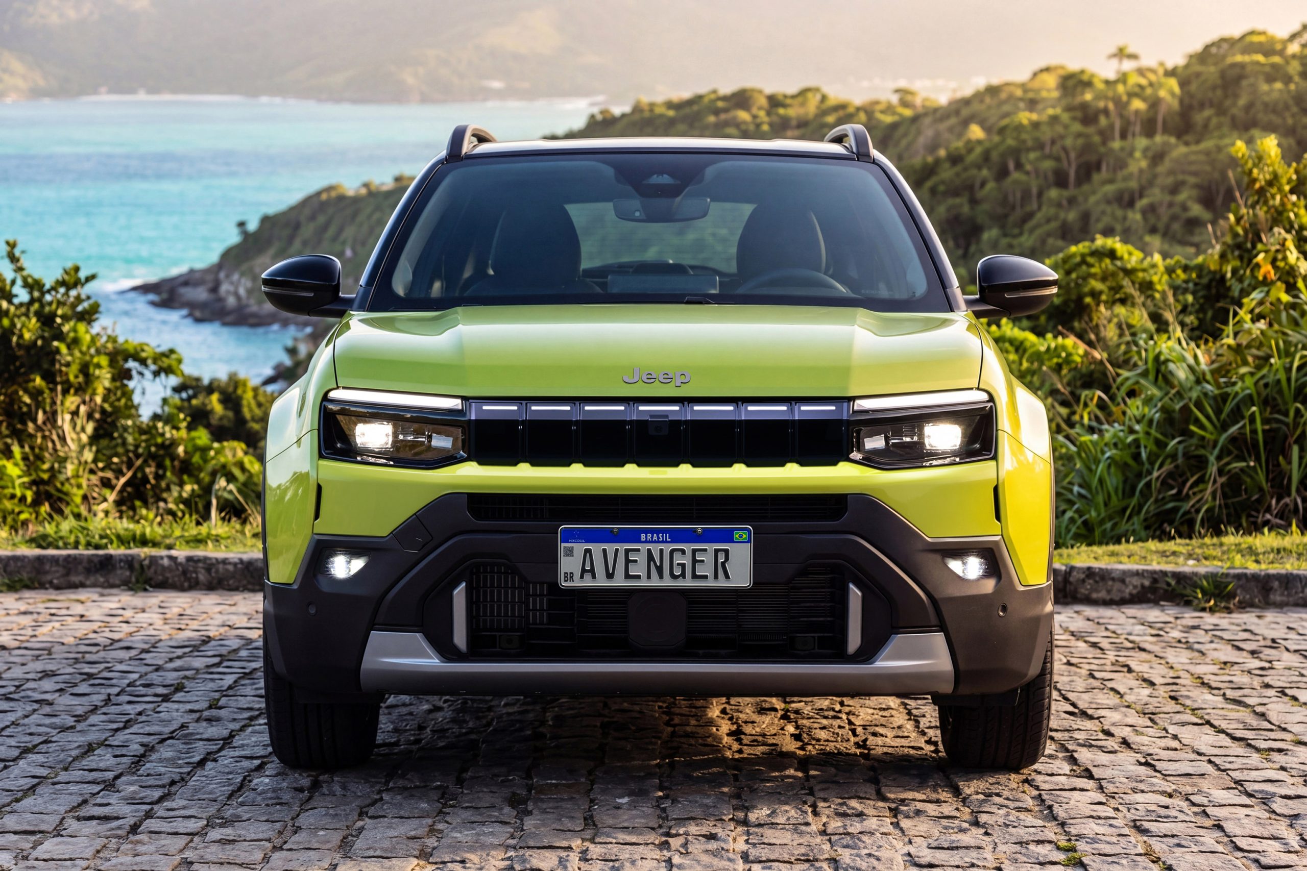 Jeep Avenger muda e já indica faixa de preço no Brasil Interior do Jeep Avenger reestilizado, com painel, console central e materiais macios ao toque, foto horizontal