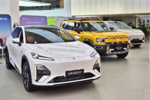 Sem queda à vista: O elétrico seminovo ainda resiste BYD Dolphin Mini e BYD Dolphin usados em showroom de loja, foto frontal e três quartos, horizontal