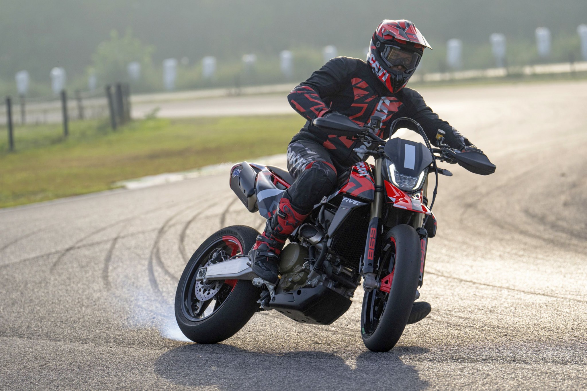 Supermotard da Ducati ganha versão preta e exclusiva Supermotard da Ducati ganha versão preta e exclusiva