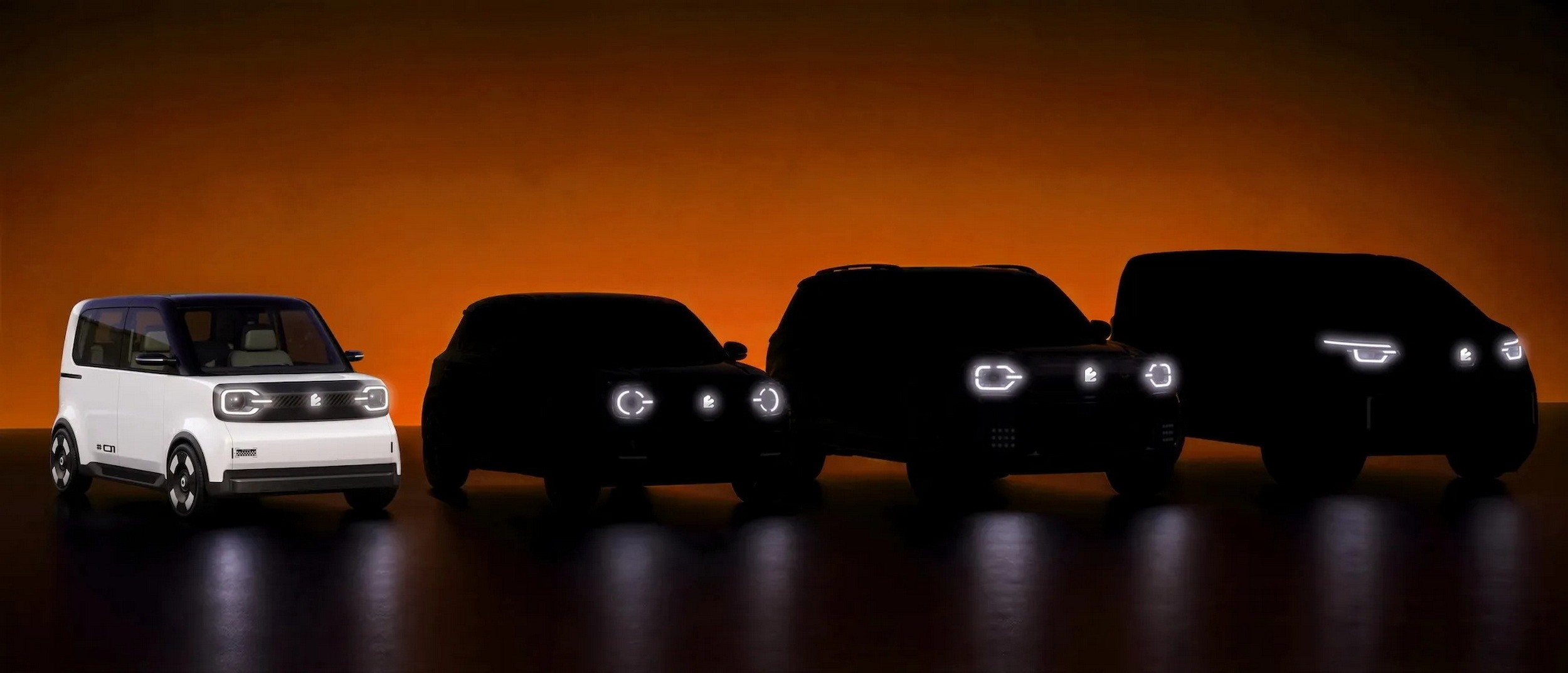 Quatro carros em fila contra um fundo laranja-escuro. O primeiro, à esquerda, é um carro compacto branco com teto azul e faróis acesos. Os outros três são silhuetas escuras com faróis acesos, sugerindo diferentes modelos de veículos