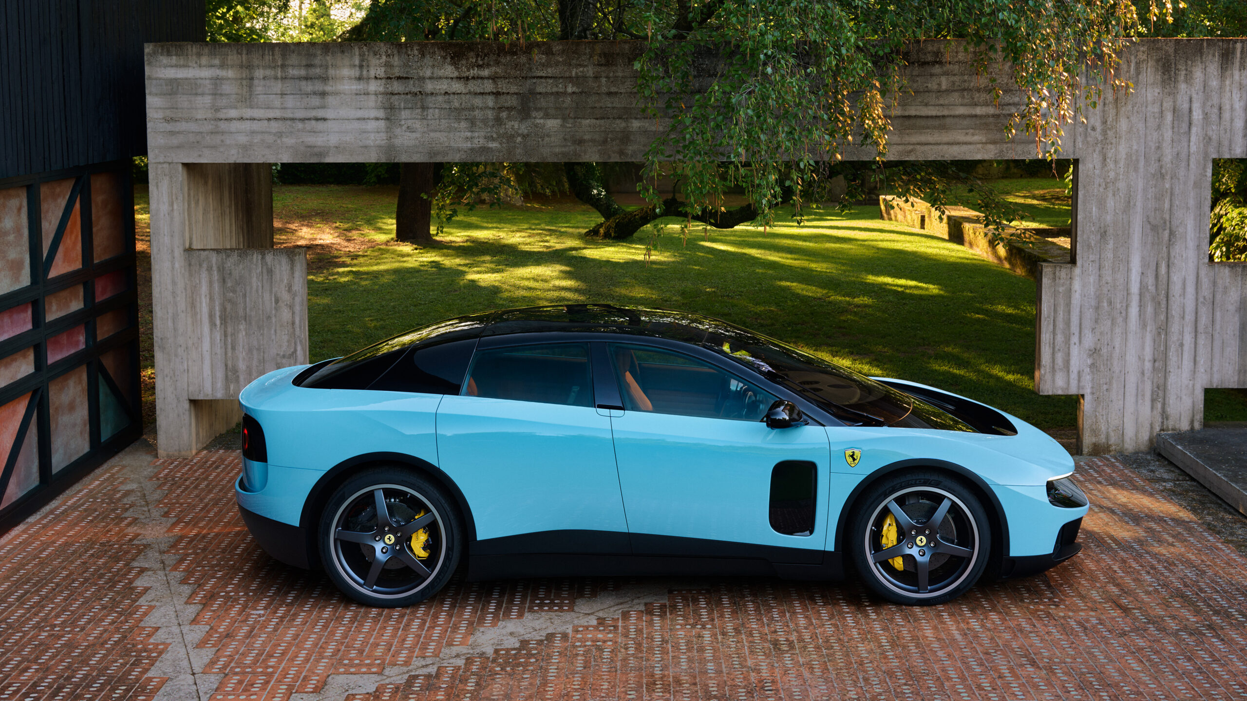 Ferrari Luce segura a onda só com 1.050 cv? Ferrari Luce segura a onda só com 1.050 cv? — vista lateral