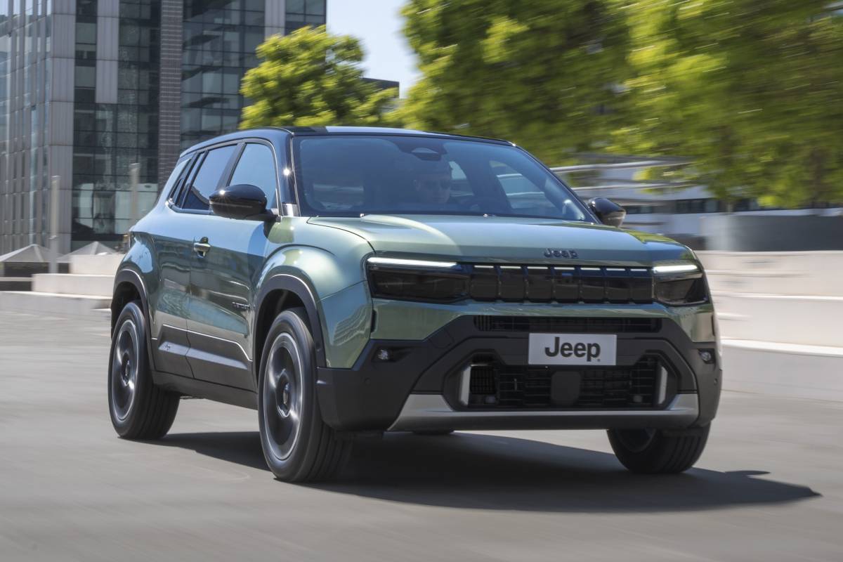 Novo Jeep Renegade híbrido vai baixar o preço? Jeep Renegade atual produzido em Goiana, foto lateral em estrada de terra leve, landscape