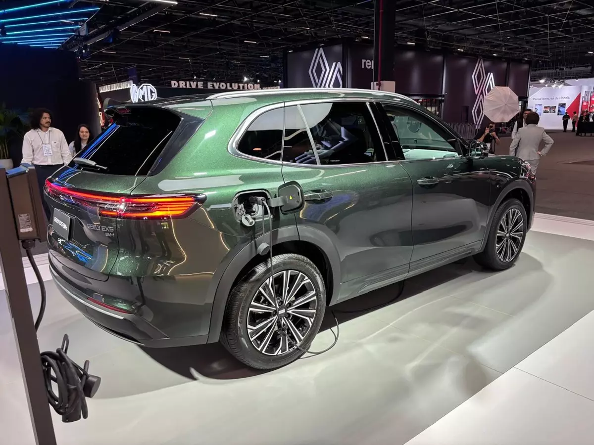 Geely i-HEV usa IA e anuncia 45 km/l Geely i-HEV usa IA e anuncia 45 km/l