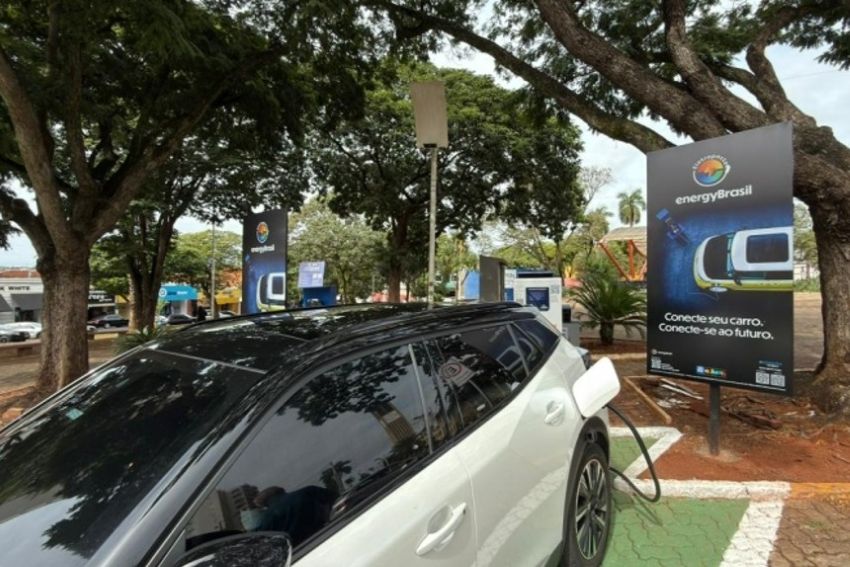 Olímpia entra no mapa do turismo elétrico Carro elétrica recebe recarga em eletroposto público de Olímpia