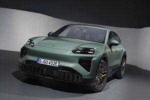 Porsche Cayenne Electric 2026 na cor prata, foto frontal em avenida urbana, landscape