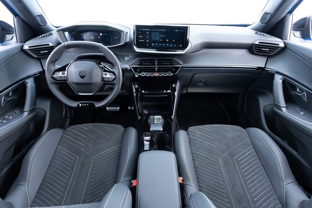 Peugeot e-2008 GT SUV compacto elétrico francês