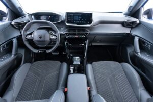 Peugeot e-2008 GT SUV compacto elétrico francês