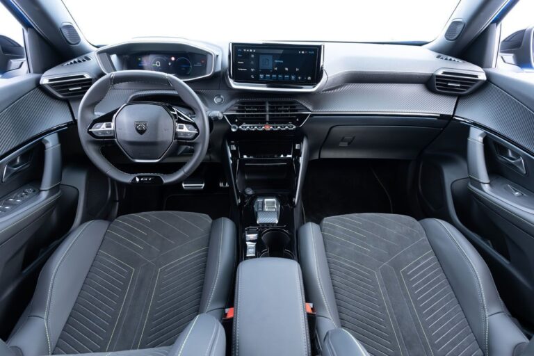 Peugeot e-2008 GT SUV compacto elétrico francês