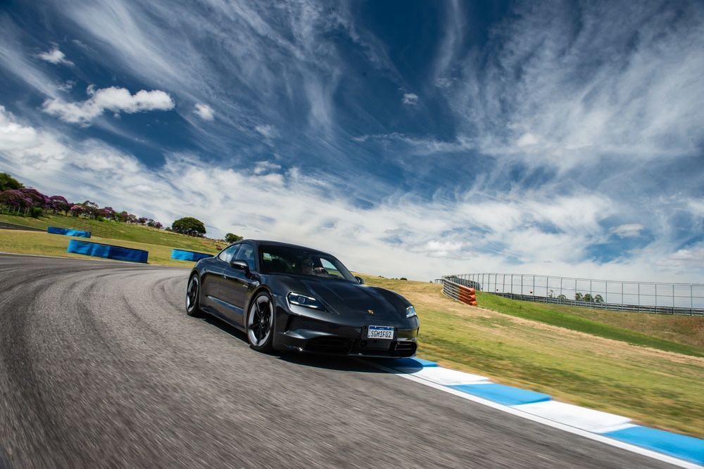 Porsche Taycan sedan esportivo elétrico