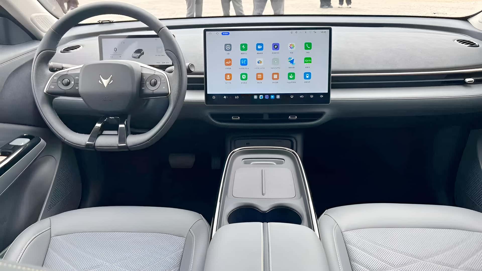 BAIC Arcfox T1 e T5 estreiam no Brasil em 2026 Interior do Arcfox T1 com painel digital e tela central