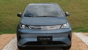 Concessionária BYD no Brasil com Dolphin Mini, Song Plus e Seal expostos lado a lado, foto horizontal interna