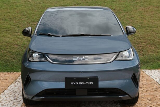 Concessionária BYD no Brasil com Dolphin Mini, Song Plus e Seal expostos lado a lado, foto horizontal interna