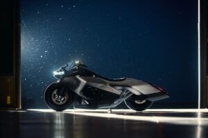 BMW Vision K18 usa 1.800 cc, mas não será vendida BMW Motorrad Vision K18 em apresentação estática no Concorso d’Eleganza Villa d’Este, vista frontal ampla mostrando os seis faróis de LED, landscape