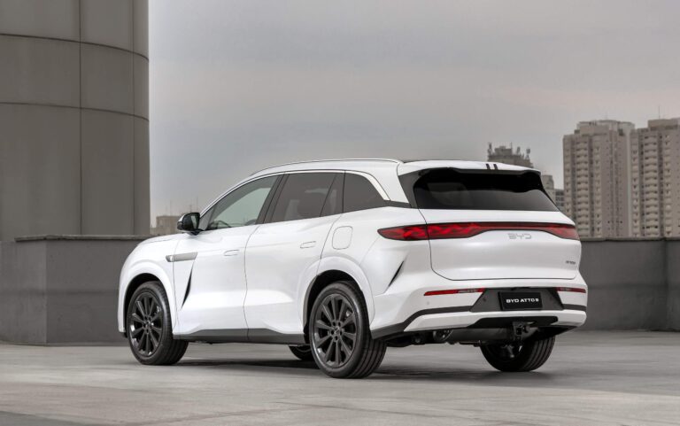 BYD Atto 8 SUV híbrido plug-in 7 lugares AWD