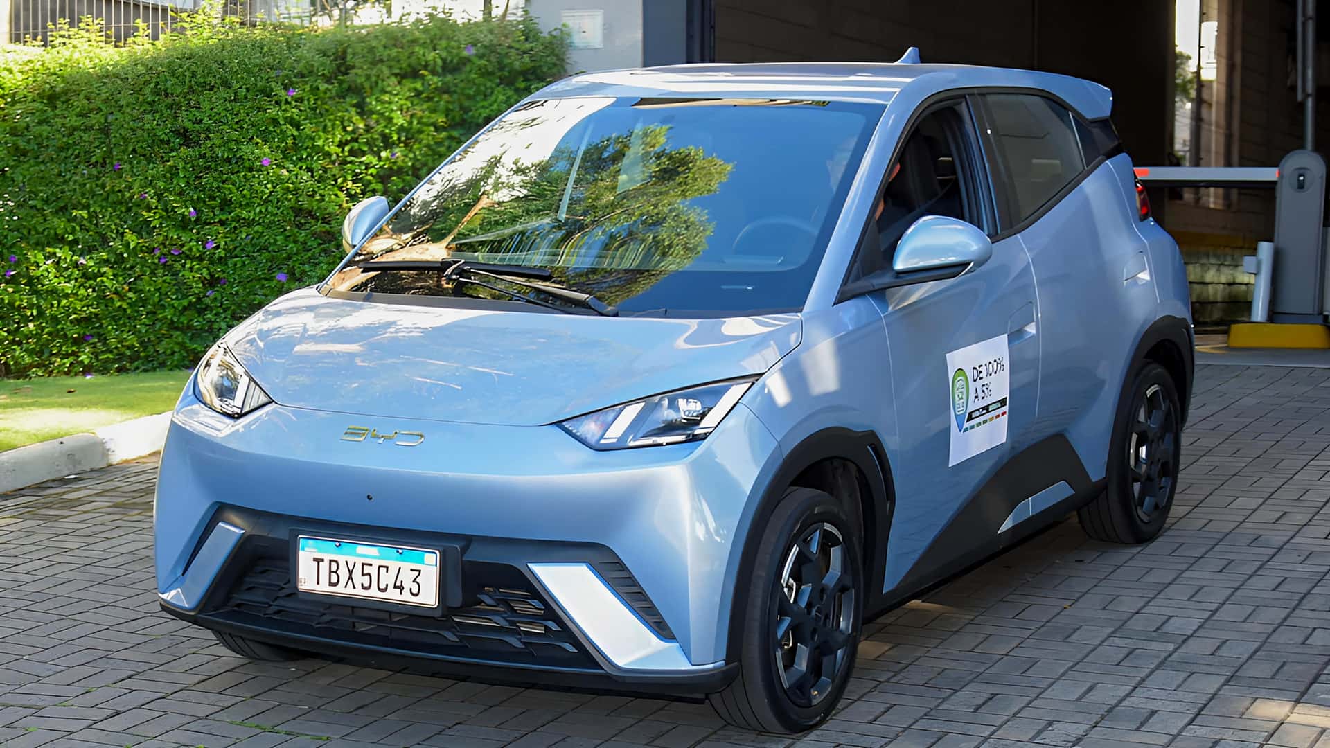E-Days 2026 ganha data e amplia debate no Brasil Estações de recarga para carros elétricos em área aberta com veículos híbridos e elétricos lado a lado, foto horizontal, landscape