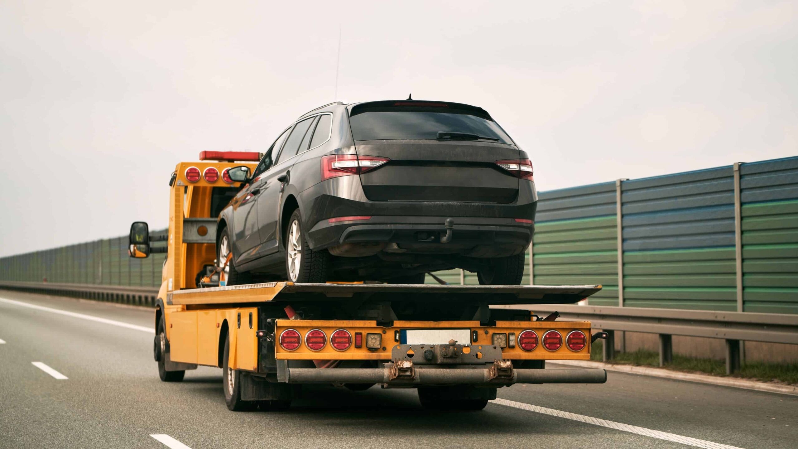 Rebocar carro elétrico? Só um tipo de guincho serve Rebocar carro elétrico? Só um tipo de guincho serve