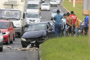 Centro de sinistros ajudará a reduzir 37 mil mortes? fluxo intenso de trânsito urbano brasileiro com motos e carros em cruzamento sinalizado, foto horizontal em horário de pico