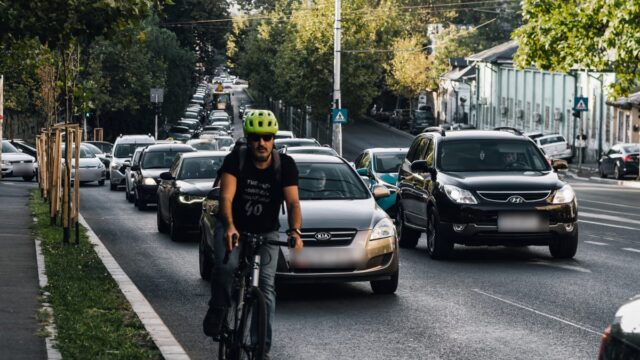 Fechar ciclista após ultrapassagem pode virar multa grave