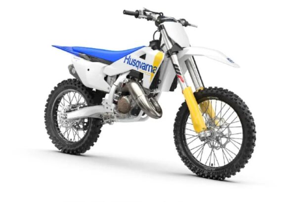 Linha Husqvarna motocross 2027 com carroceria branca, motos TC e FC alinhadas em pista de terra, foto horizontal