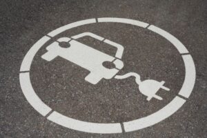 Stellantis mira mobilidade barata com novo E-Car italiano fábrica de Pomigliano d’Arco da Stellantis na Itália, vista horizontal externa com linha de produção automotiva ao fundo