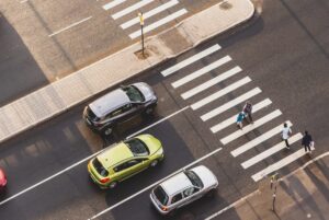 motorista reduzindo a velocidade diante de pedestre indeciso em faixa urbana, avenida brasileira, foto horizontal
