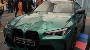 BMW M4 no Brasil: Cupê de 510 cv revela preço BMW M4 como pace car da BMW M2 Cup em Interlagos, foto frontal em pista, landscape