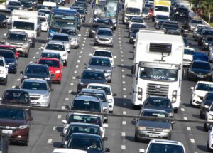 Vaga de recarga ocupada pode render multa dois carros eletrificados em estação de recarga pública, um carregando e outro aguardando ao lado, paisagem horizontal