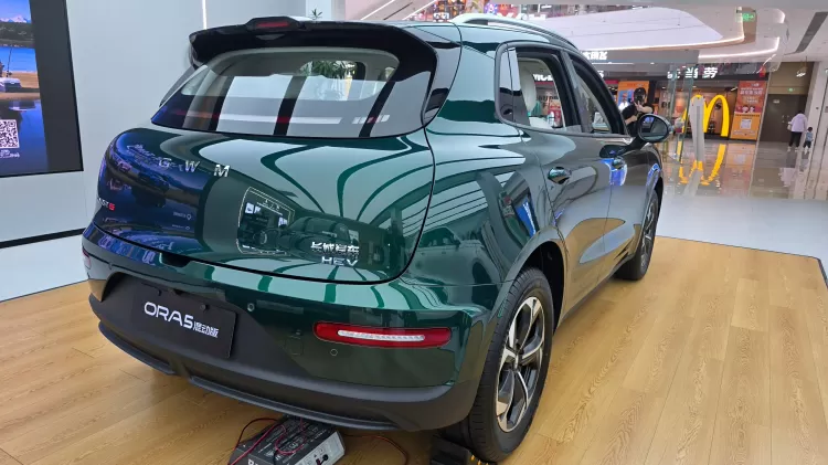 interior do SUV híbrido da GWM com central multimídia de 15 polegadas, painel digital e visão do banco traseiro, horizontal