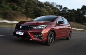 Taxistas ganham 6 anos de garantia na campanha da Honda Honda HR-V 2026 na cor cinza, foto frontal em avenida urbana, horizontal