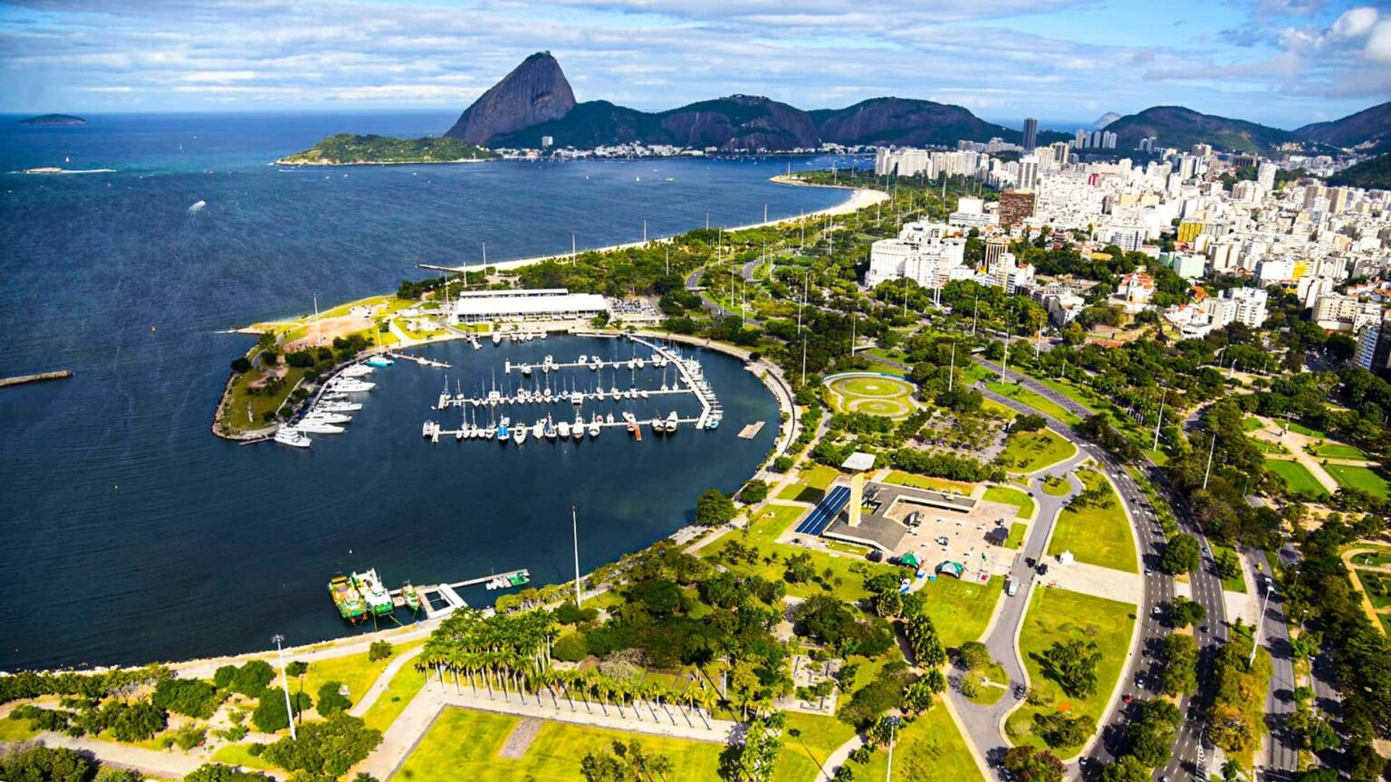 Painel horizontal de congresso sobre mobilidade elétrica e transição energética, com telão, palestrantes e plateia, landscape