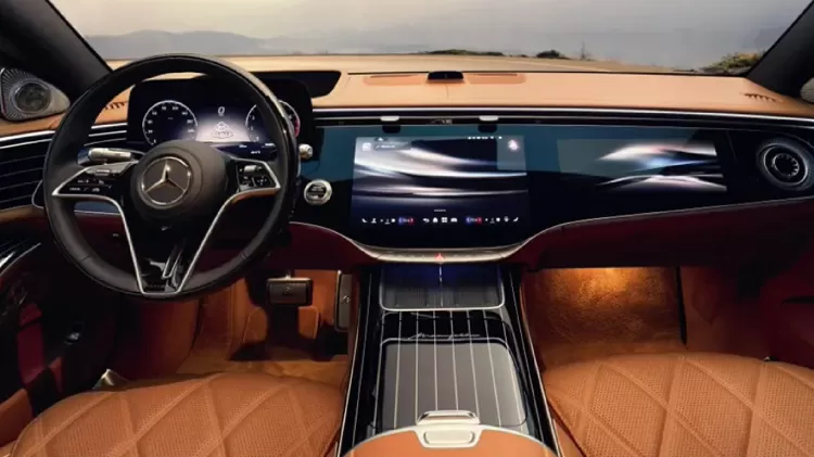 Mercedes-Maybach Classe S em vista lateral chegando a evento de gala, com rodas exclusivas e pintura em dois tons, imagem horizontal