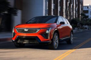 trio de SUVs elétricos Cadillac em apresentação estática, com Optiq, Lyriq e Vistiq lado a lado em ambiente de luxo, foto horizontal