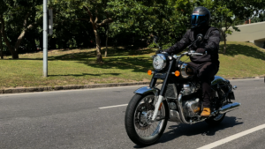 Classic 650 desembarca e redefine o equilíbrio da Royal Enfield Royal Enfield Classic 650 2026 na cor Teal Green, foto lateral em rua urbana, landscape