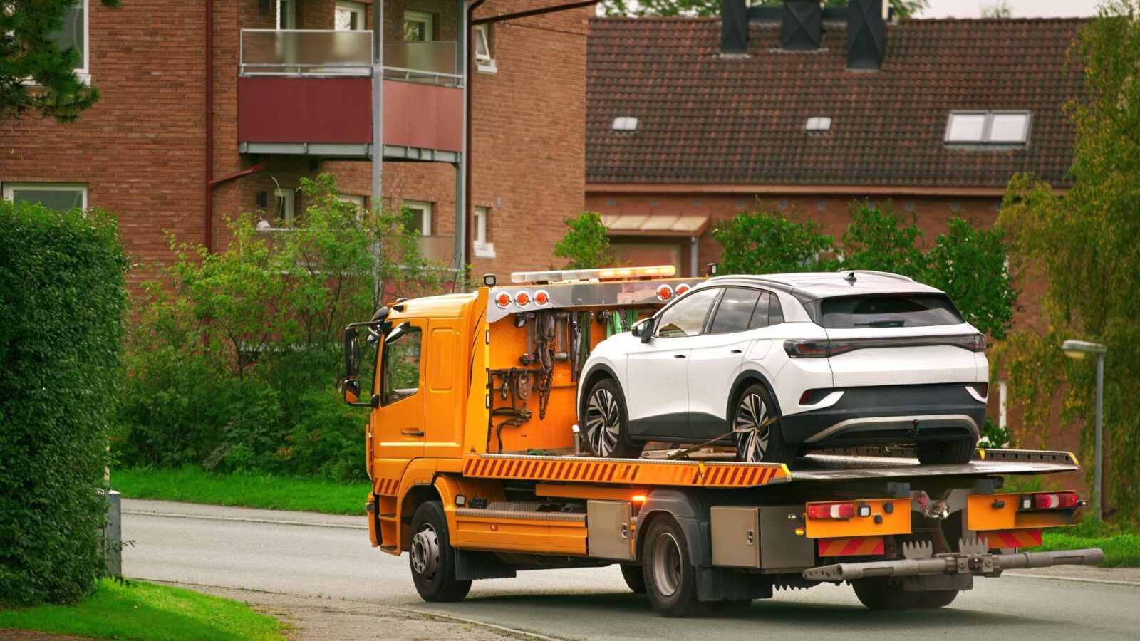 Rebocar carro elétrico? Só um tipo de guincho serve