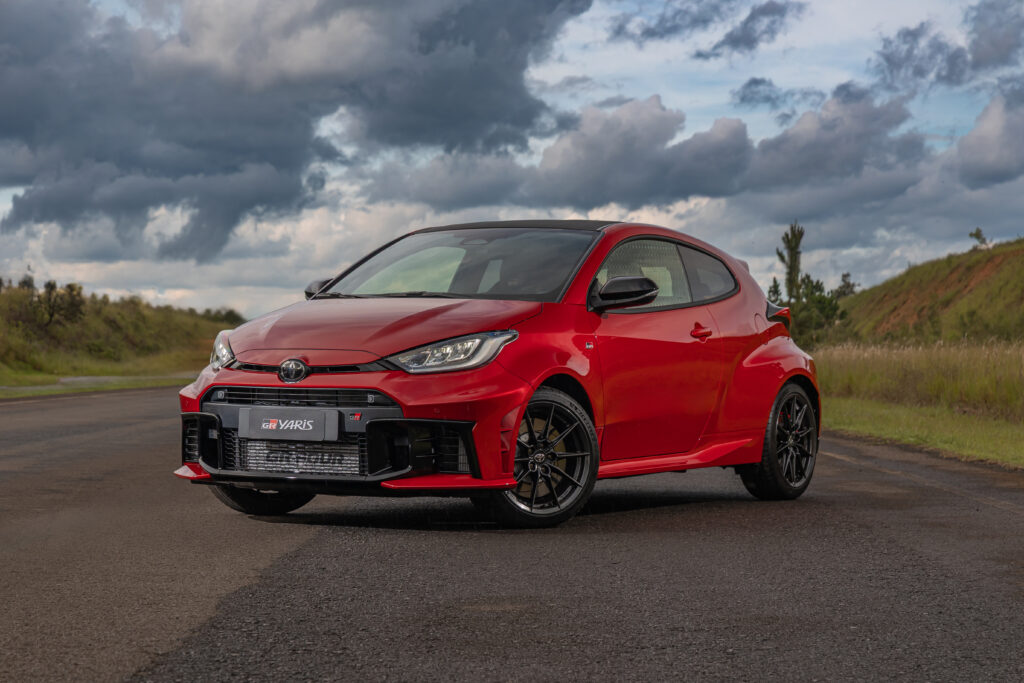 Toyota GR Yaris 2026 — hatch esportivo da Gazoo Racing visto de três quartos