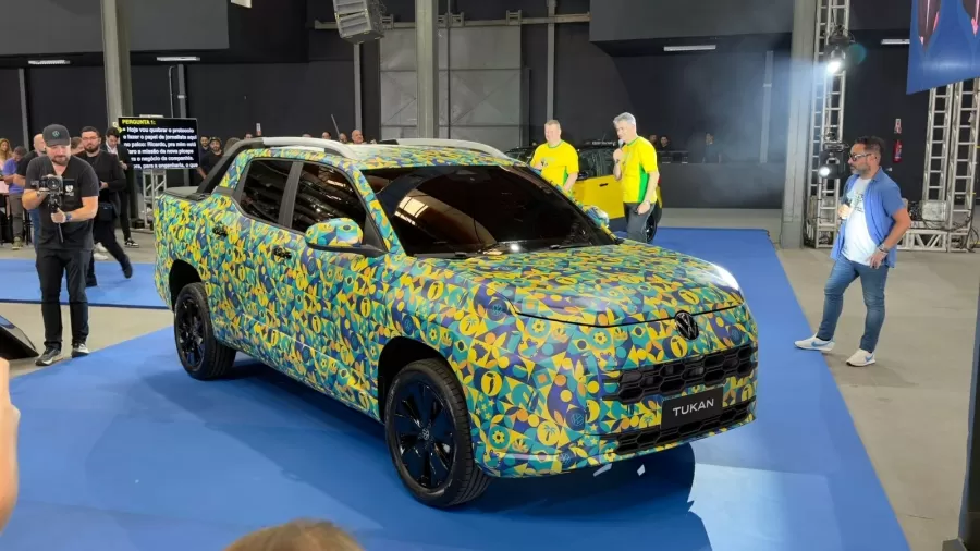 Camuflada, Volkswagen Tukan 2027 já revela foco em carga Detalhe da suspensão traseira por feixe de mola da Volkswagen Tukan camuflada, imagem lateral inferior do conjunto, horizontal