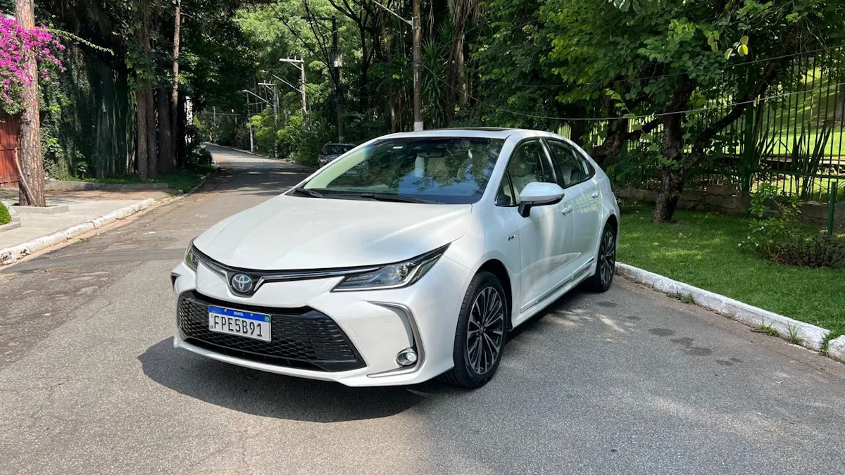 Corolla 2026 pesa no bolso com híbrido acima de R$ 210 mil Corolla 2026 pesa no bolso com híbrido acima de R$ 210 mil — vista lateral