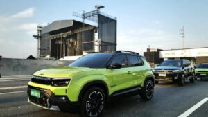 Vista aérea horizontal do Polo Automotivo de Betim da Stellantis, com linhas de montagem e pátio de veículos