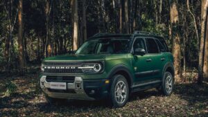 Alerta da Ford: Falha eletrônica afeta quatro modelos Ford Bronco Sport, Maverick, F-150 e Mustang em montagem horizontal, vista frontal dos quatro modelos em concessionária, landscape