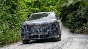 Hidrogênio ainda faz sentido? BMW iX5 mira 2028 BMW iX5 Hydrogen branco em pista de testes, foto frontal em movimento, landscape
