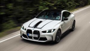 Fachada de concessionária premium no Brasil com SUVs de BMW, Mercedes-Benz e Volvo expostos lado a lado, foto horizontal